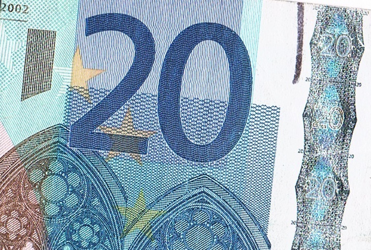 20 euro biljet  met streepje langs zilverstrip.jpg