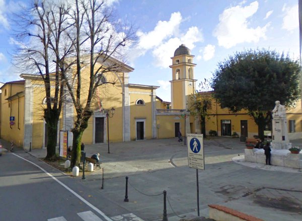 La chiesa parrocchiale di Avenza, dedicata a San Pietro Apostolo, dove mi sono sposato poco più di dieci anni fa.<br />Non credo che mia suocera abbia ricevuti lì la banconota, ma dovendo scegliere un luogo particolare di Avenza, ho voluto sceglierne uno che per me fosse più importante di altri.